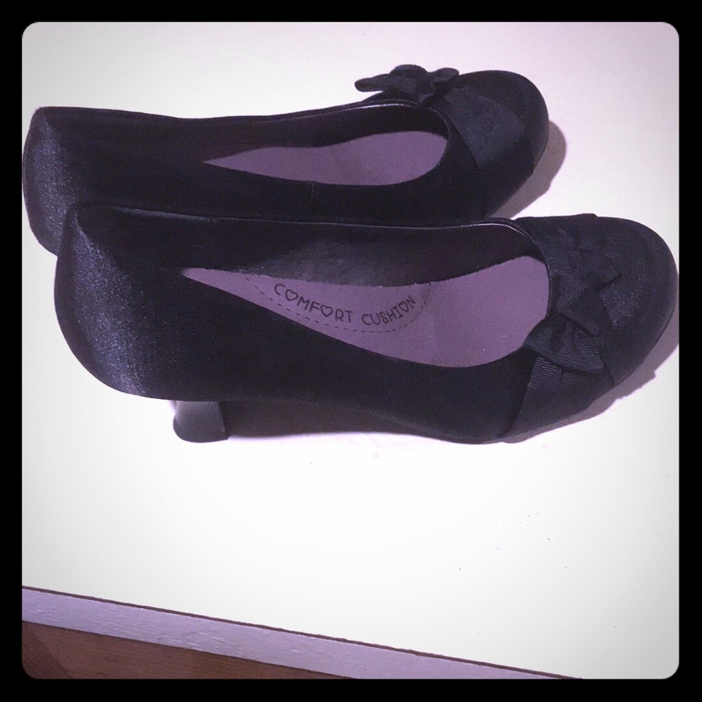 Black round toe heals
